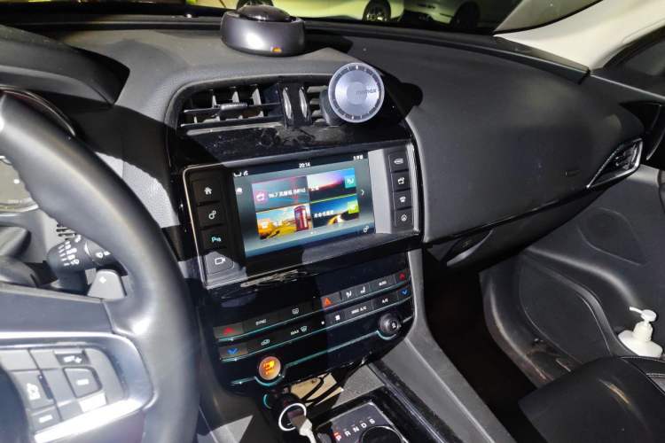 Used Jaguar F-PACE 2018 2.0T Four-Wheel Drive Urban Luxury Edition Audio And AC Panel