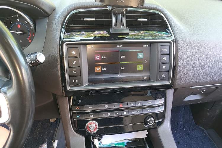 Used Jaguar F-PACE 2018 2.0T Four-Wheel Drive Urban Luxury Edition Audio And AC Panel
