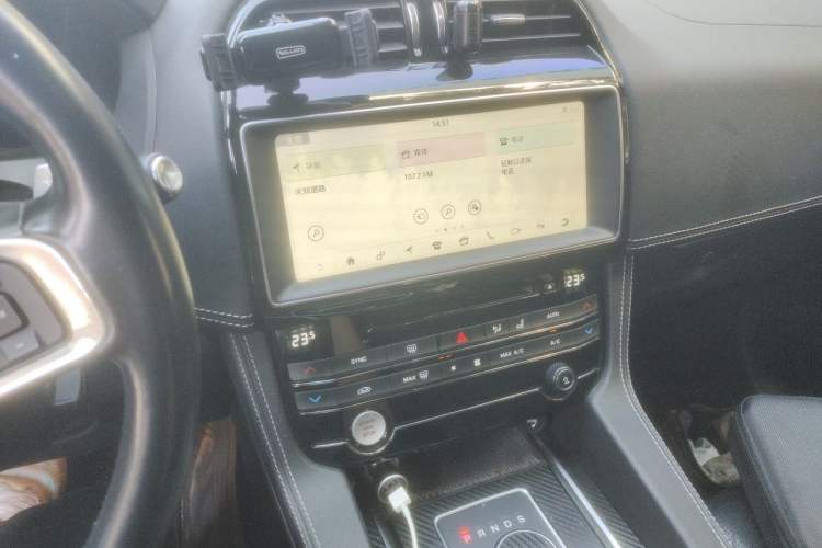 Used Jaguar F-PACE 2018 2.0T All-Wheel Drive R-Sport Sport Edition Audio And AC Panel