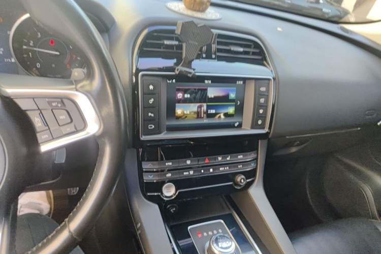 Used Jaguar F-PACE 2018 2.0T Four-Wheel Drive Urban Luxury Edition Audio And AC Panel