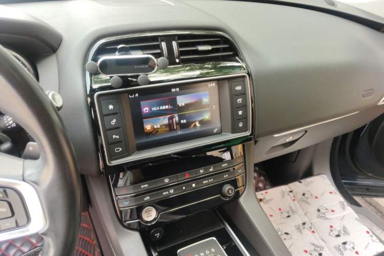 Used Jaguar F-PACE 2018 2.0T Four-Wheel Drive Urban Luxury Edition Audio And AC Panel