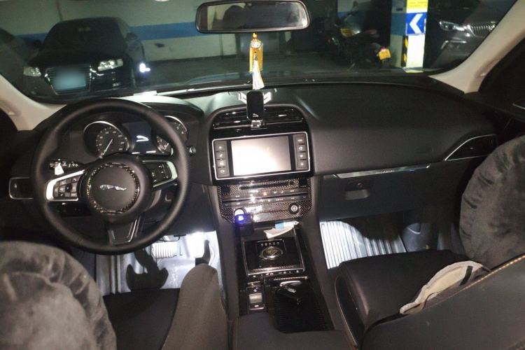 Used Jaguar F-PACE 2018 2.0T Four-Wheel Drive Urban Luxury Edition Center Console