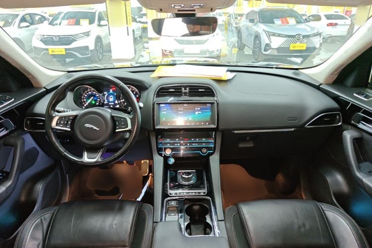 Used Jaguar F-PACE 2018 2.0T Two-Wheel Drive Urban Deluxe Edition Center Console