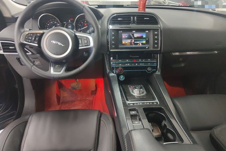Used Jaguar F-PACE 2018 2.0T Four-Wheel Drive Urban Luxury Edition Center Console