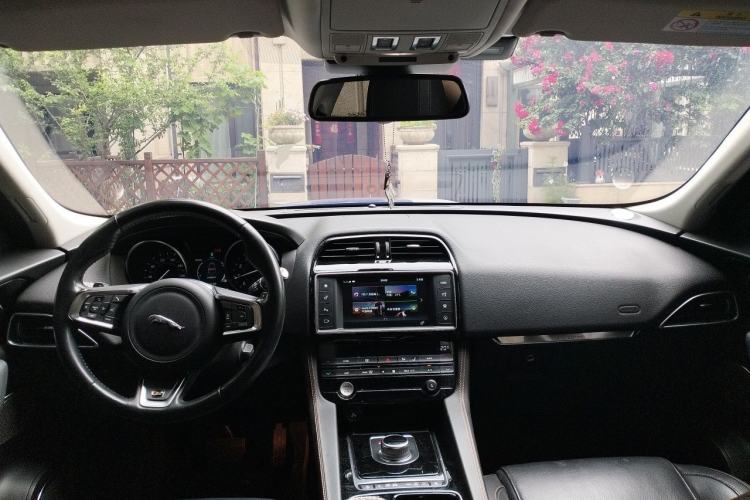 Used Jaguar F-PACE 2018 2.0T Four-Wheel Drive Urban Luxury Edition Center Console