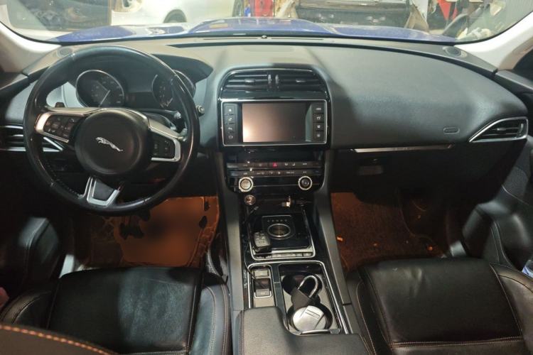 Used Jaguar F-PACE 2018 2.0T Two-Wheel Drive Urban Deluxe Edition Center Console