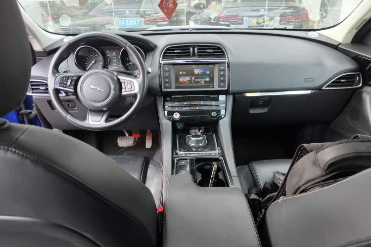 Used Jaguar F-PACE 2018 2.0T Two-Wheel Drive Urban Deluxe Edition Center Console