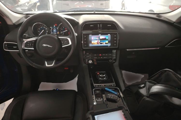 Used Jaguar F-PACE 2018 2.0T Two-Wheel Drive Urban Deluxe Edition Center Console