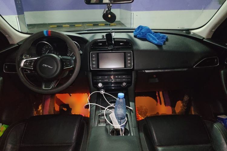 Used Jaguar F-PACE 2018 2.0T Four-Wheel Drive Urban Luxury Edition Center Console