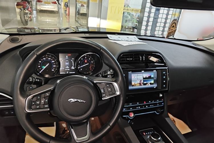 Used Jaguar F-PACE 2018 2.0T Two-Wheel Drive Urban Deluxe Edition Center Console