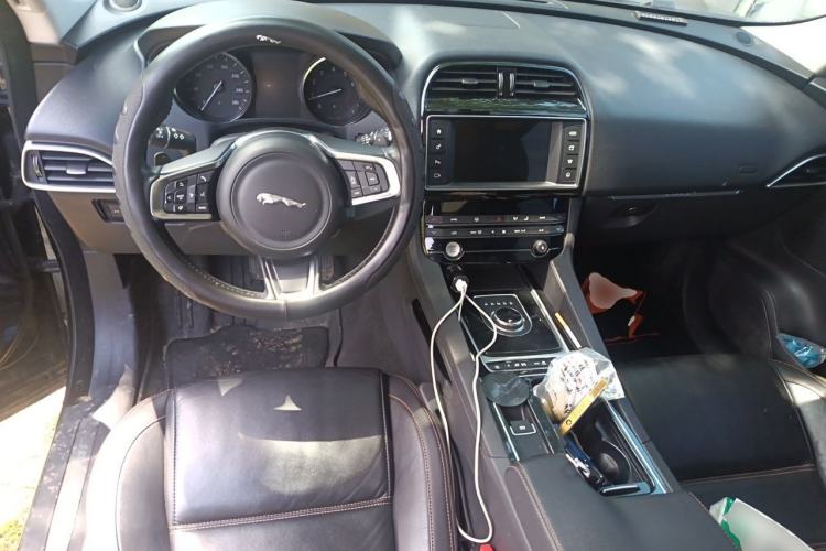 Used Jaguar F-PACE 2018 2.0T Four-Wheel Drive Urban Luxury Edition Center Console