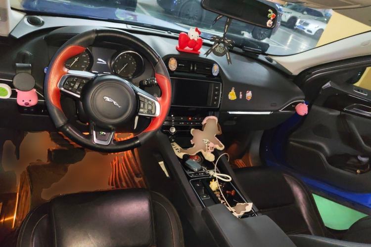 Used Jaguar F-PACE 2018 2.0T Two-Wheel Drive Urban Deluxe Edition Center Console