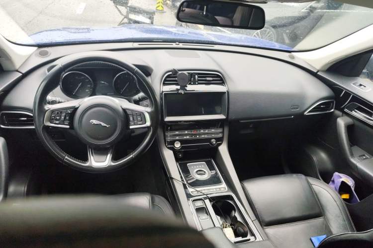 Used Jaguar F-PACE 2018 2.0T Four-Wheel Drive Urban Luxury Edition Center Console