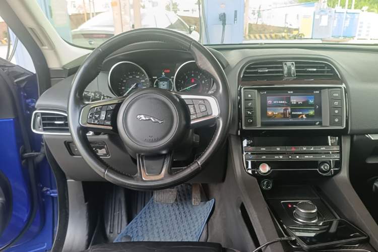 Used Jaguar F-PACE 2018 2.0T Four-Wheel Drive Urban Luxury Edition Center Console