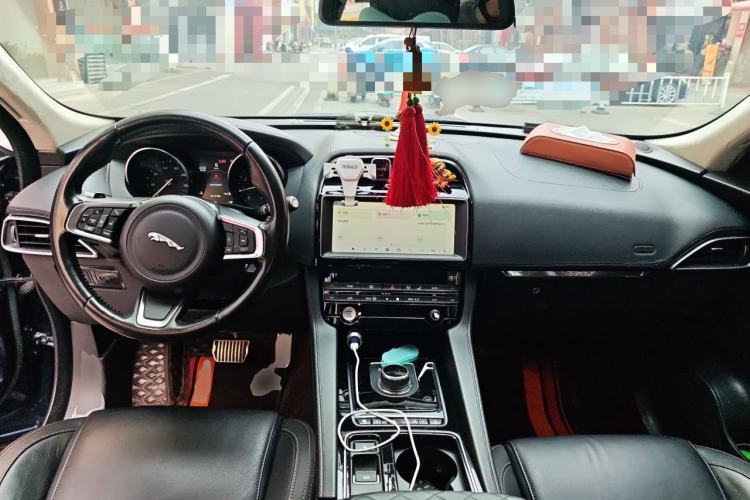 Used Jaguar F-PACE 2018 2.0T Four-Wheel Drive Urban Luxury Edition Center Console