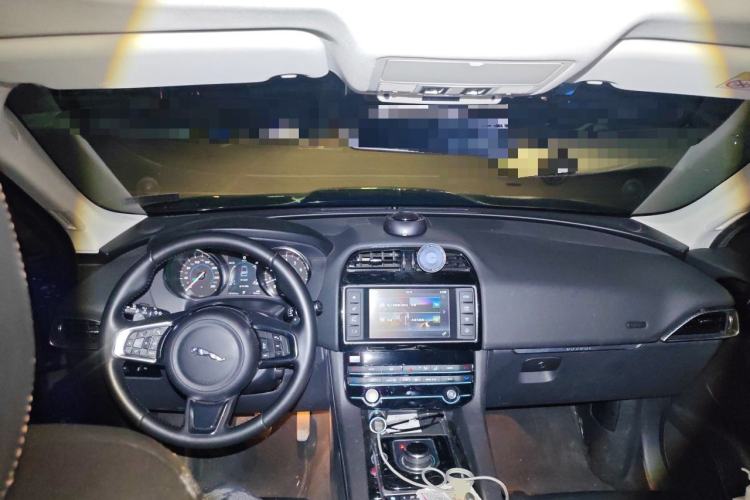 Used Jaguar F-PACE 2018 2.0T Four-Wheel Drive Urban Luxury Edition Center Console