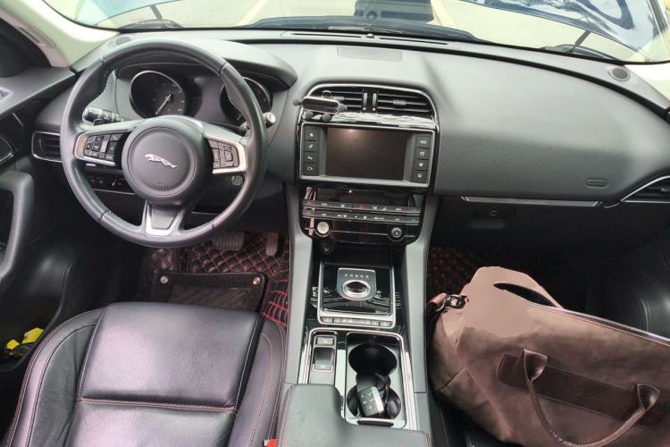 Used Jaguar F-PACE 2018 2.0T Four-Wheel Drive Urban Luxury Edition Center Console