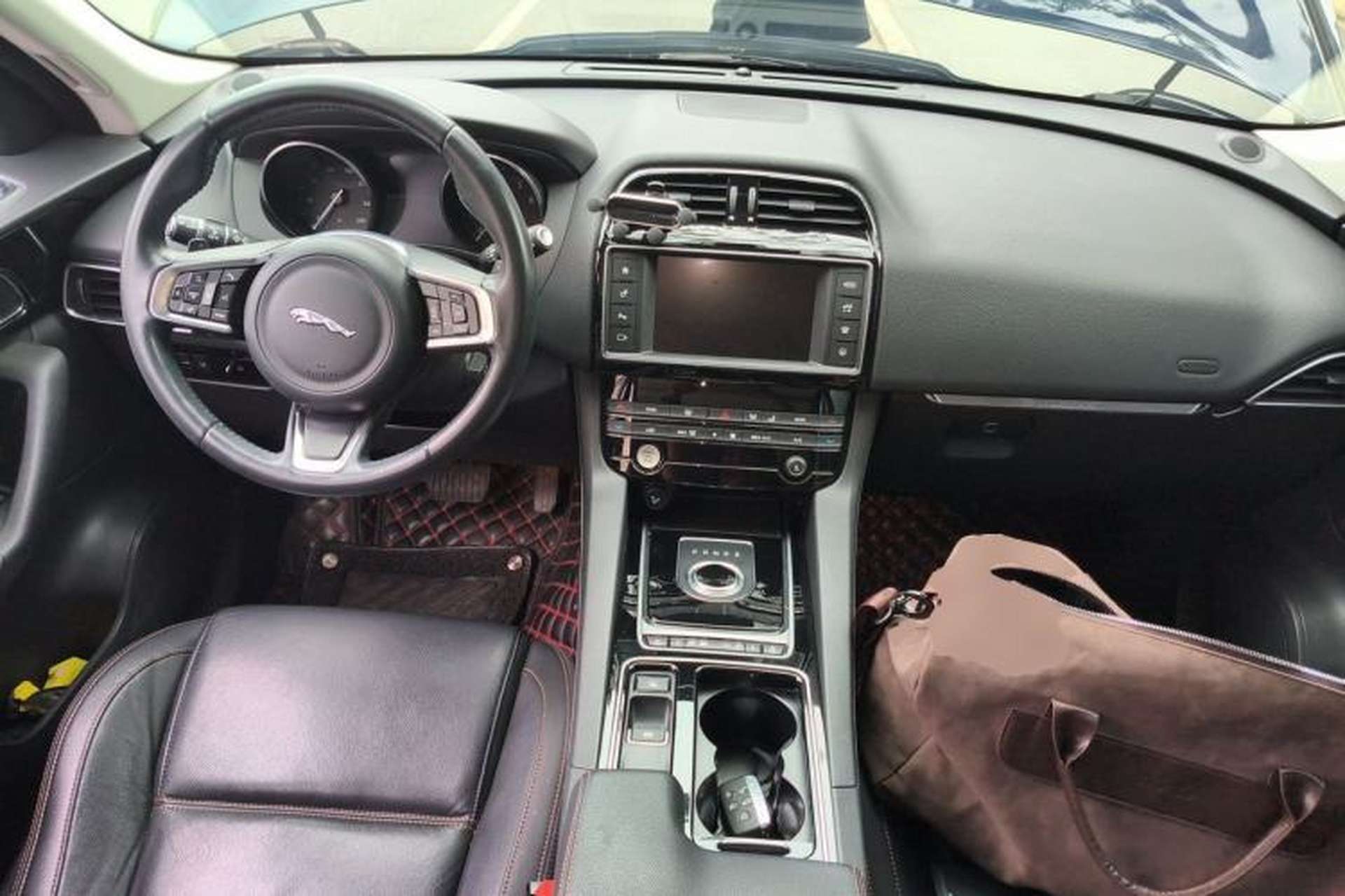 Used Jaguar F-PACE 2018 2.0T Four-Wheel Drive Urban Luxury Edition Center Console