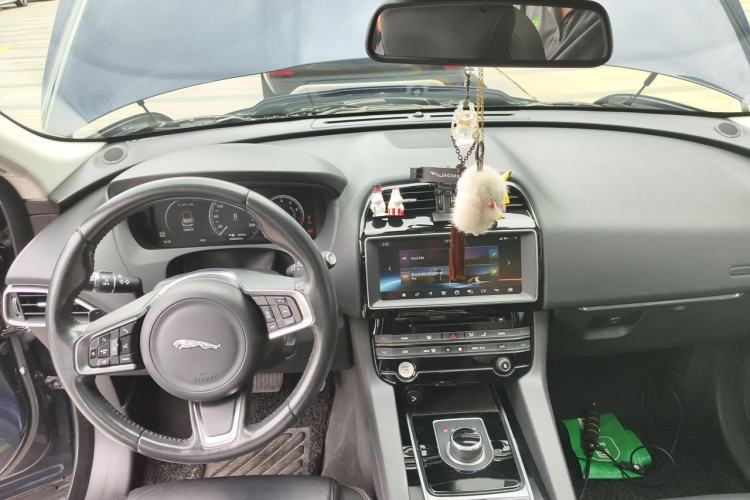 Used Jaguar F-PACE 2018 2.0T Two-Wheel Drive Urban Deluxe Edition Center Console