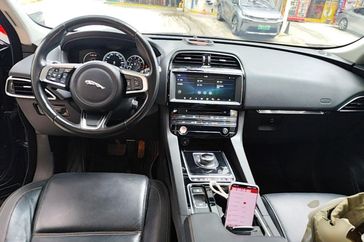Used Jaguar F-PACE 2018 2.0T Two-Wheel Drive Urban Deluxe Edition Center Console