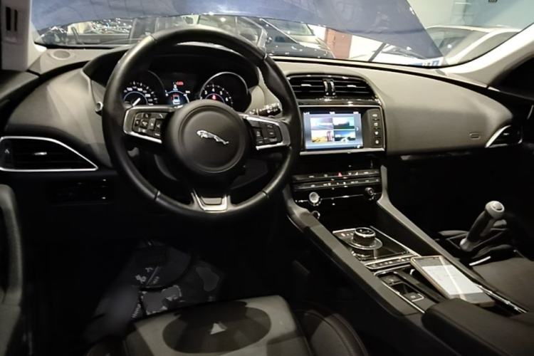 Used Jaguar F-PACE 2018 2.0T Two-Wheel Drive Urban Deluxe Edition Center Console