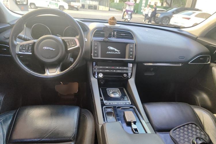 Used Jaguar F-PACE 2018 2.0T Four-Wheel Drive Urban Luxury Edition Center Console