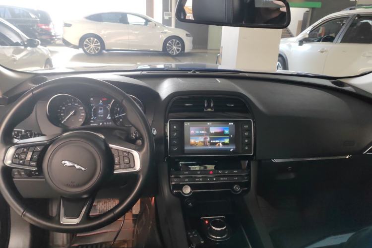 Used Jaguar F-PACE 2018 2.0T Four-Wheel Drive Urban Luxury Edition Center Console