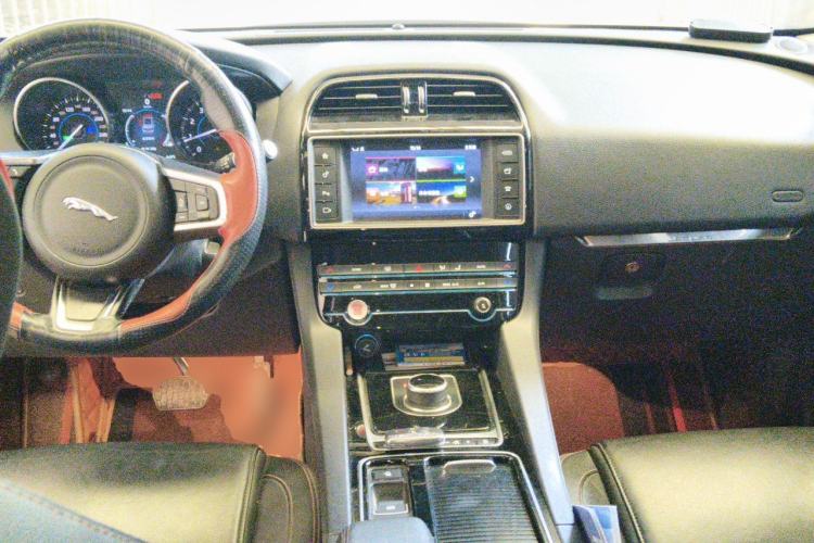 Used Jaguar F-PACE 2018 2.0T Four-Wheel Drive Urban Luxury Edition Center Console