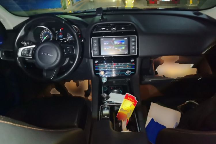 Used Jaguar F-PACE 2018 2.0T Two-Wheel Drive Urban Deluxe Edition Center Console