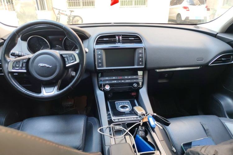 Used Jaguar F-PACE 2018 2.0T Four-Wheel Drive Urban Luxury Edition Center Console