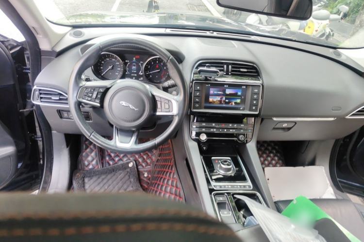 Used Jaguar F-PACE 2018 2.0T Four-Wheel Drive Urban Luxury Edition Center Console