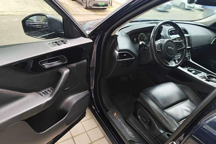 Used Jaguar F-PACE 2018 2.0T Two-Wheel Drive Urban Deluxe Edition Driver Seat