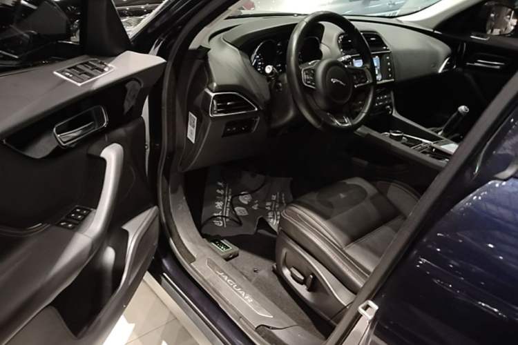 Used Jaguar F-PACE 2018 2.0T Two-Wheel Drive Urban Deluxe Edition Driver Seat