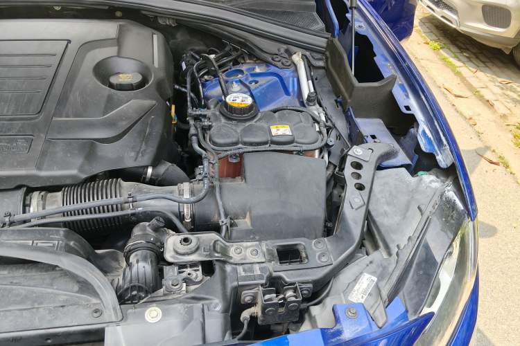 Used Jaguar F-PACE 2018 2.0T Two-Wheel Drive Urban Deluxe Edition Engine Bay Left