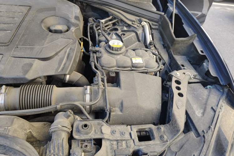 Used Jaguar F-PACE 2018 2.0T Four-Wheel Drive Urban Luxury Edition Engine Bay Left