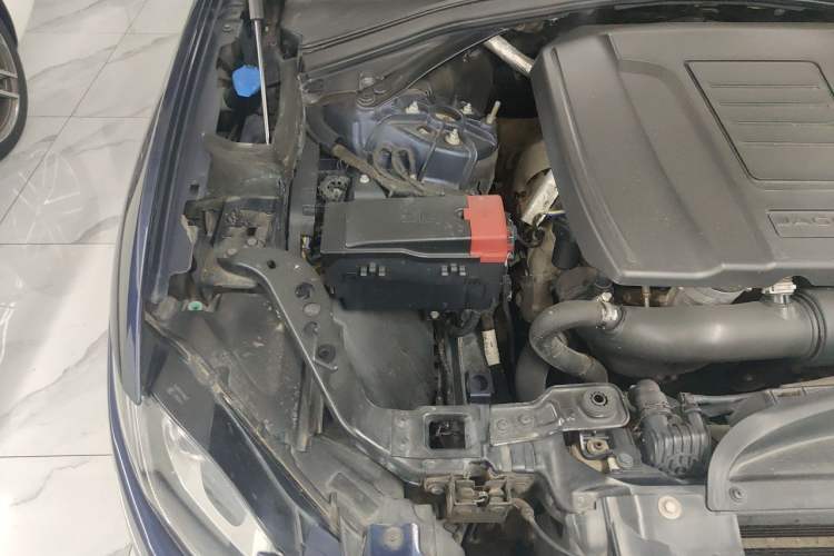 Used Jaguar F-PACE 2018 2.0T Four-Wheel Drive Urban Luxury Edition Engine Bay Right