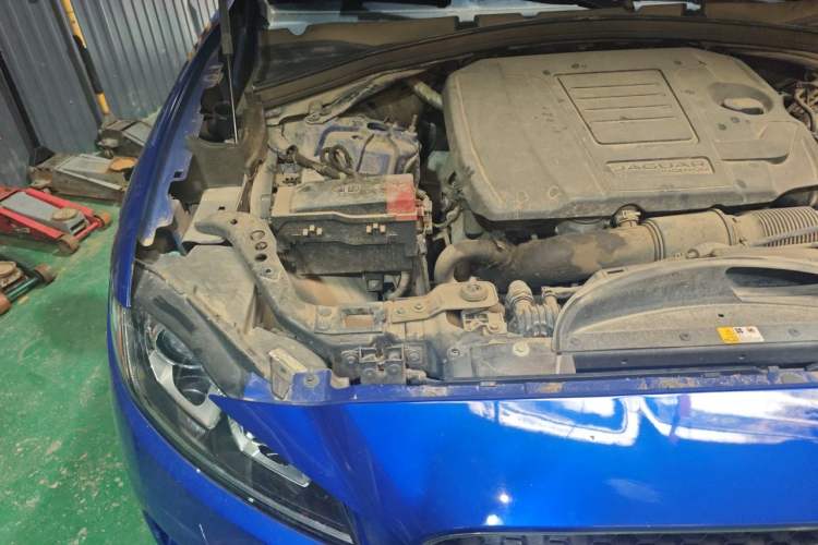 Used Jaguar F-PACE 2018 2.0T Two-Wheel Drive Urban Deluxe Edition Engine Bay Right
