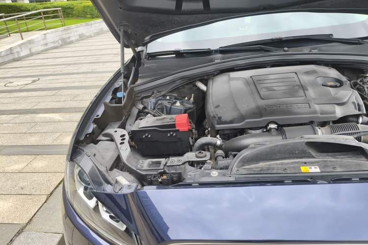 Used Jaguar F-PACE 2018 2.0T Two-Wheel Drive Urban Deluxe Edition Engine Bay Right