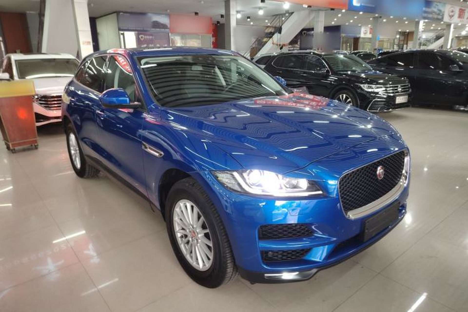 Used Jaguar F-PACE 2018 2.0T Two-Wheel Drive Urban Deluxe Edition Front Right 45 Deg