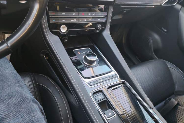 Used Jaguar F-PACE 2018 Restyled 2.0T All-Wheel-Drive R-Sport Sport Edition Gear Lever