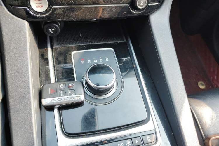Used Jaguar F-PACE 2018 2.0T Two-Wheel Drive Urban Deluxe Edition Gear Lever