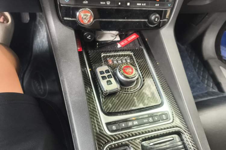 Used Jaguar F-PACE 2018 2.0T Four-Wheel Drive Urban Luxury Edition Gear Lever