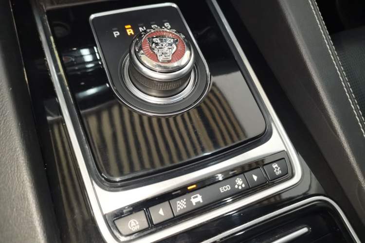 Used Jaguar F-PACE 2018 2.0T All-Wheel Drive R-Sport Sport Edition Gear Lever