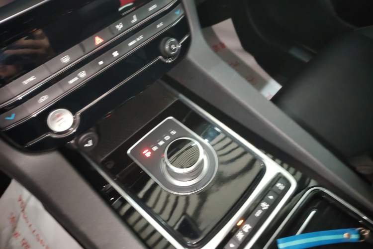 Used Jaguar F-PACE 2018 2.0T Two-Wheel Drive Urban Deluxe Edition Gear Lever