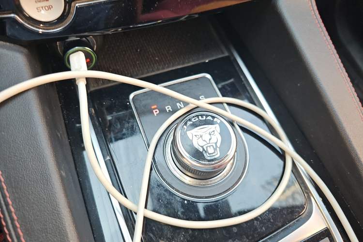 Used Jaguar F-PACE 2018 Restyled 2.0T All-Wheel-Drive R-Sport Sport Edition Gear Lever