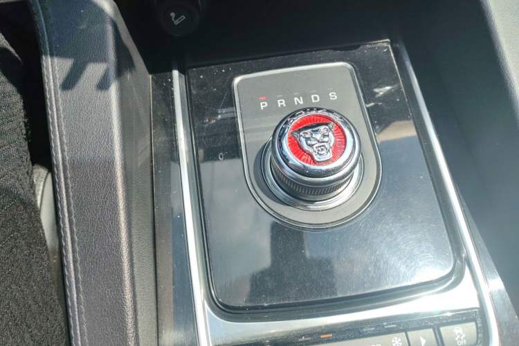 Used Jaguar F-PACE 2018 2.0T Four-Wheel Drive Urban Luxury Edition Gear Lever