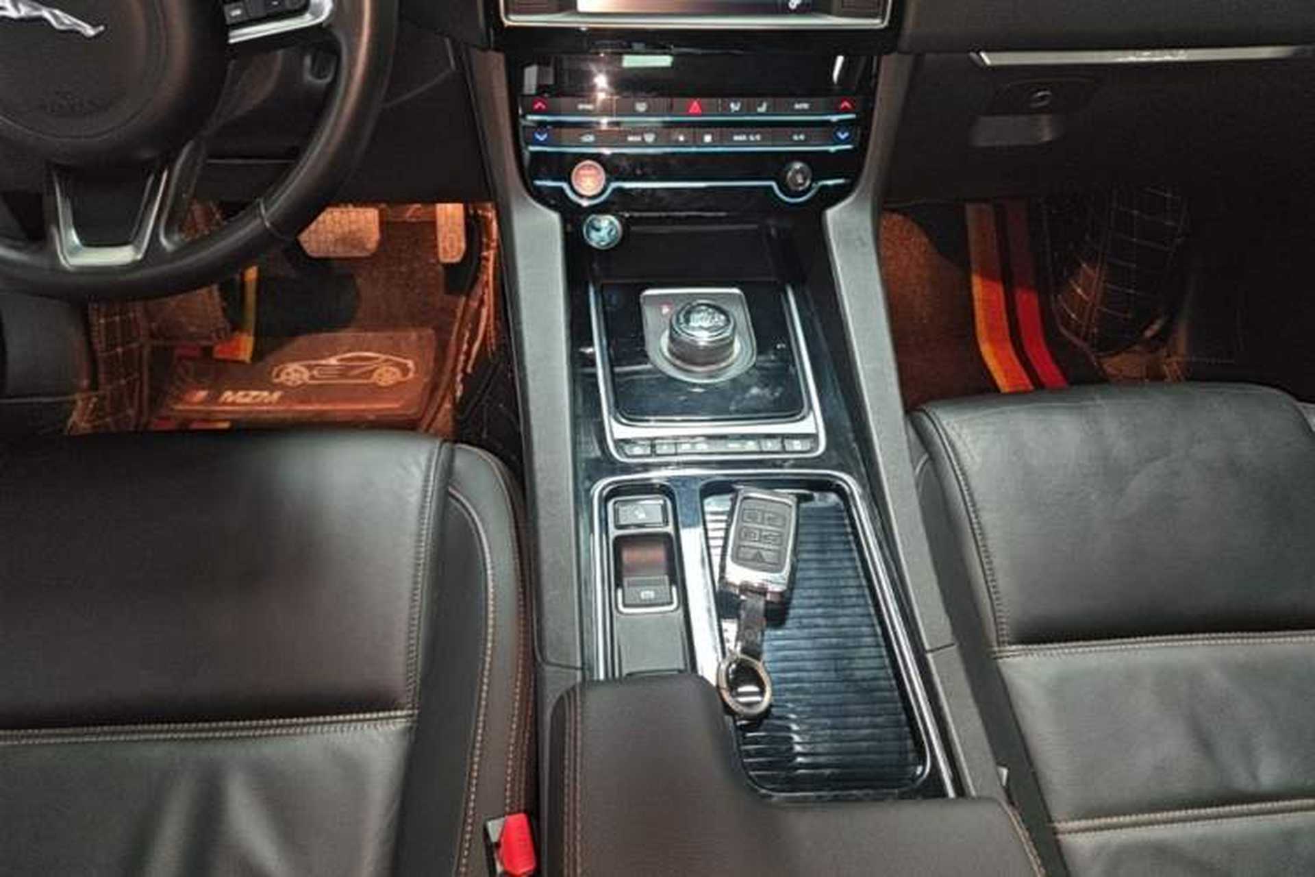 Used Jaguar F-PACE 2018 2.0T Four-Wheel Drive Urban Luxury Edition Gear Lever