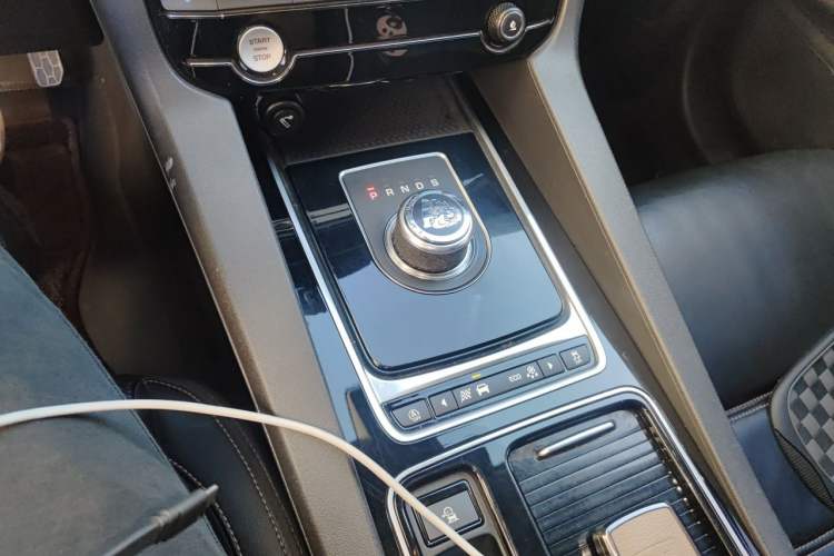 Used Jaguar F-PACE 2018 2.0T Four-Wheel Drive Urban Luxury Edition Gear Lever