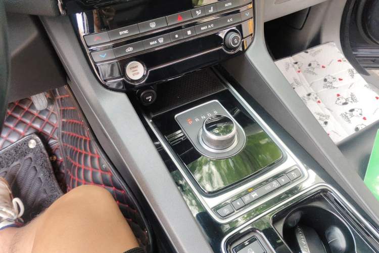 Used Jaguar F-PACE 2018 2.0T Four-Wheel Drive Urban Luxury Edition Gear Lever
