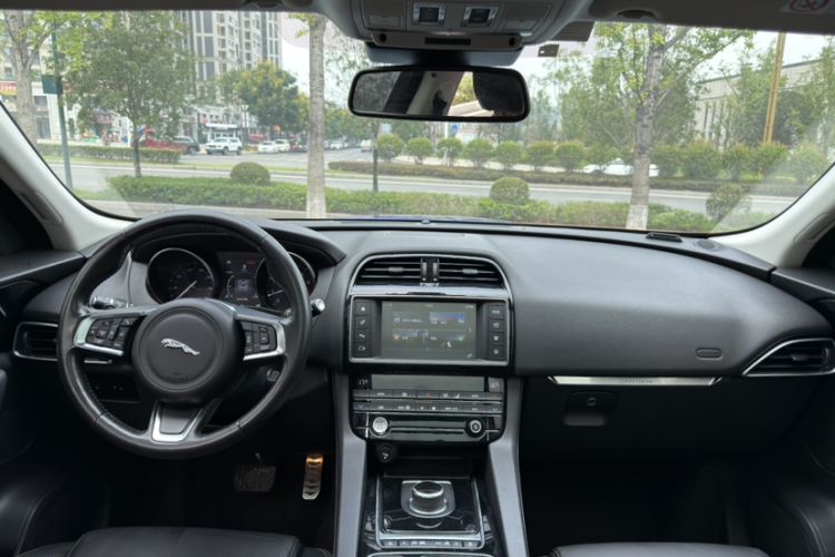 Used Jaguar F-PACE 2018 2.0T Four-Wheel Drive Urban Luxury Edition Interior 1